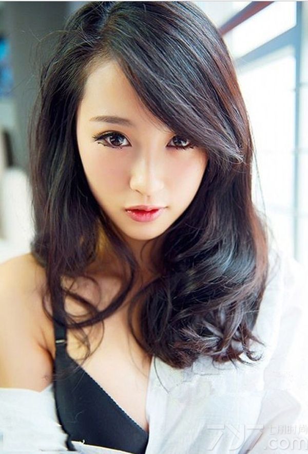 拥有完美诱人身材的性感美女，在展示性感傲人身材的同时，用白衬衣演绎欲拒还迎的性感诱人魅力，唇红齿白的魅力更是撩动心扉，白皙肌肤以及性感长腿更让宅男们无法抗拒，分享一组诱人美女性感内衣写真图片，看魅惑黑色尽显动人魅力。