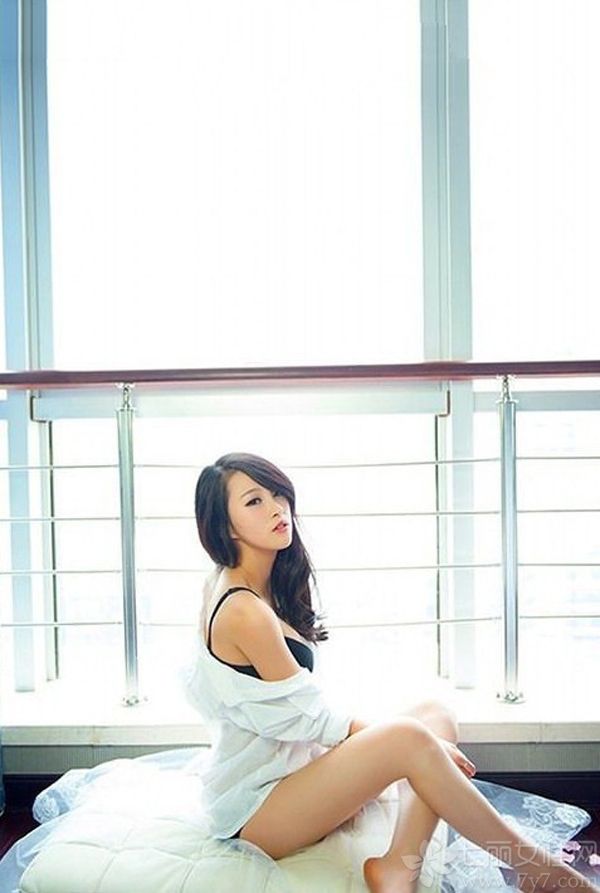 拥有完美诱人身材的性感美女，在展示性感傲人身材的同时，用白衬衣演绎欲拒还迎的性感诱人魅力，唇红齿白的魅力更是撩动心扉，白皙肌肤以及性感长腿更让宅男们无法抗拒，分享一组诱人美女性感内衣写真图片，看魅惑黑色尽显动人魅力。