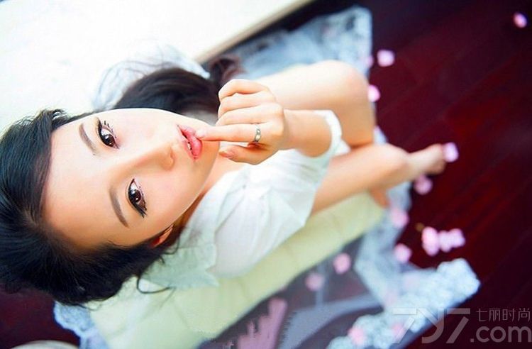 拥有完美诱人身材的性感美女，在展示性感傲人身材的同时，用白衬衣演绎欲拒还迎的性感诱人魅力，唇红齿白的魅力更是撩动心扉，白皙肌肤以及性感长腿更让宅男们无法抗拒，分享一组诱人美女性感内衣写真图片，看魅惑黑色尽显动人魅力。