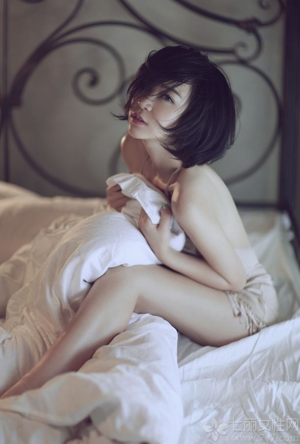 失恋对于一个女人来说是莫大的打击，一时还没办法接受的她几乎分不清白天黑夜，没有找到肩膀痛哭的她只能依靠与床。喝酒买醉根本解决不了烦恼，失恋美女孤寂性感图片让人心疼，谁来安慰失魂落魄的她？