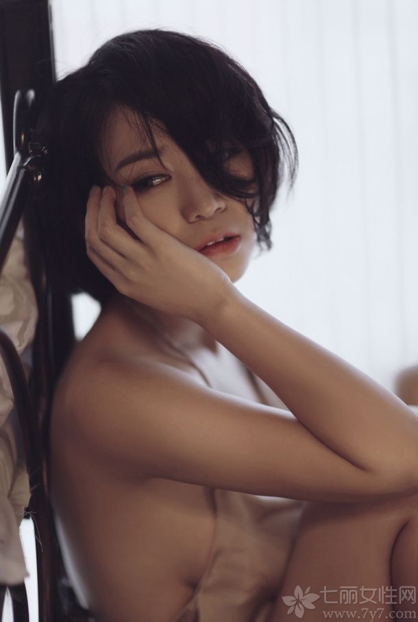 失恋对于一个女人来说是莫大的打击，一时还没办法接受的她几乎分不清白天黑夜，没有找到肩膀痛哭的她只能依靠与床。喝酒买醉根本解决不了烦恼，失恋美女孤寂性感图片让人心疼，谁来安慰失魂落魄的她？