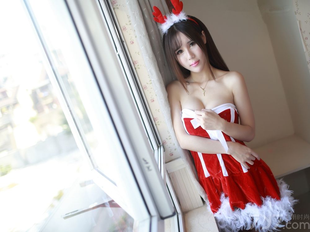一年一度的圣诞节又要来临了，年轻的男女们相信早已在期待了吧，今天为大家带来一组超性感诱惑的圣诞节可爱美女图片来预预热，喜庆欢快的大红色抹胸裙+发饰，露出白皙圆润丰胸，简直要萌化宅男的心哟！