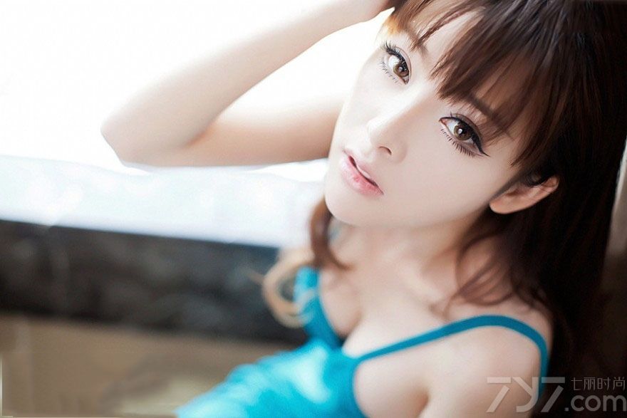 性感傲人的大胸美女，穿着情趣睡衣在浴缸中拍摄出一种让人无法抗拒的性感写真图片，白皙肌肤以及性感长腿都是那么的迷人诱惑，慵懒妩媚表情都释放致命的女人香，分享一组大胸少女性感写真图片，致命女人香释放诱人魅力。