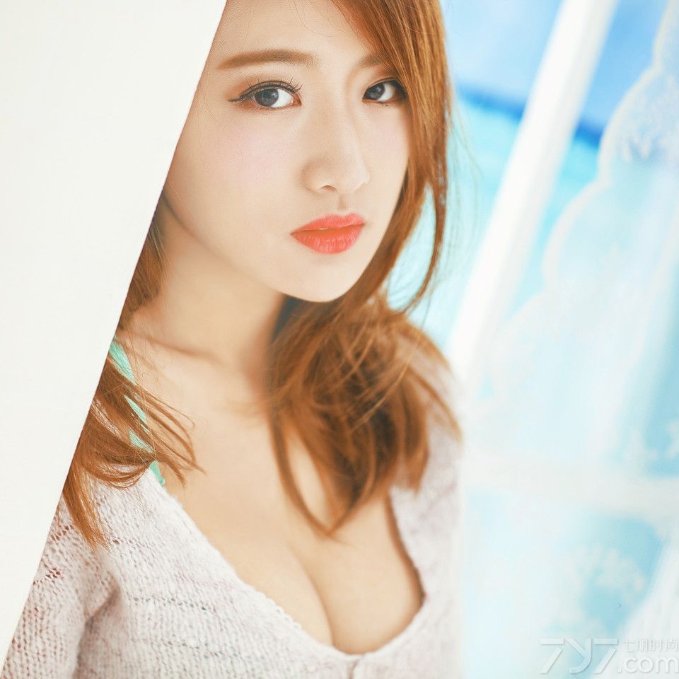 气质的白领总是给人一种很严肃很职业的感觉，其实她们也有可爱性感的一面哟。下面为大家分享一组性感美女白领闺房私房照，身穿白灰色毛衣，露出糖果色清新小内衣，白皙丰胸与美腿展现无疑，甜美清新又不失性感。