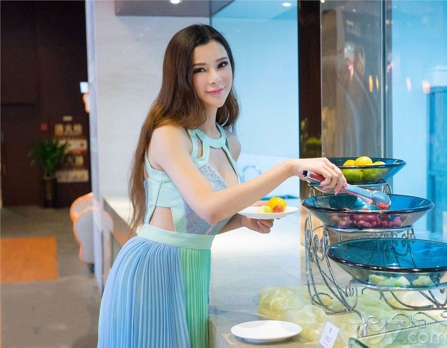 CVTV星模天使超性感模特宛恩是中法混血儿，参与车展、走show+DJ、平面拍摄、影视广告等拍摄，毕业与华南农业大学。是2010广州国际车展媒体最关注车模之一。下面一起来看看宛恩大秀夸张美乳，惹火性感美女图片超养眼！