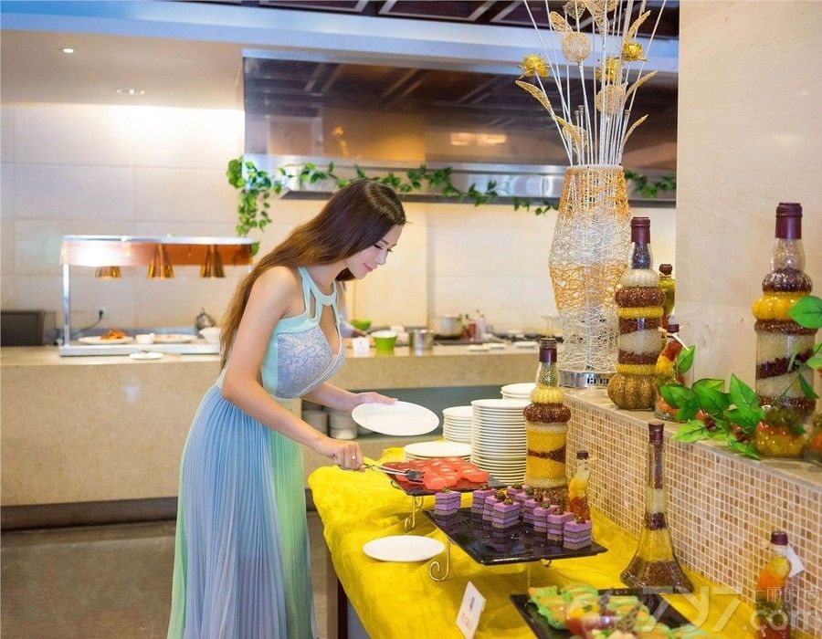 CVTV星模天使超性感模特宛恩是中法混血儿，参与车展、走show+DJ、平面拍摄、影视广告等拍摄，毕业与华南农业大学。是2010广州国际车展媒体最关注车模之一。下面一起来看看宛恩大秀夸张美乳，惹火性感美女图片超养眼！