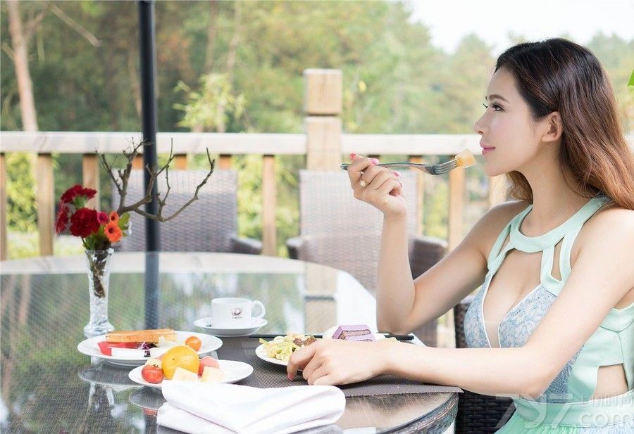 CVTV星模天使超性感模特宛恩是中法混血儿，参与车展、走show+DJ、平面拍摄、影视广告等拍摄，毕业与华南农业大学。是2010广州国际车展媒体最关注车模之一。下面一起来看看宛恩大秀夸张美乳，惹火性感美女图片超养眼！