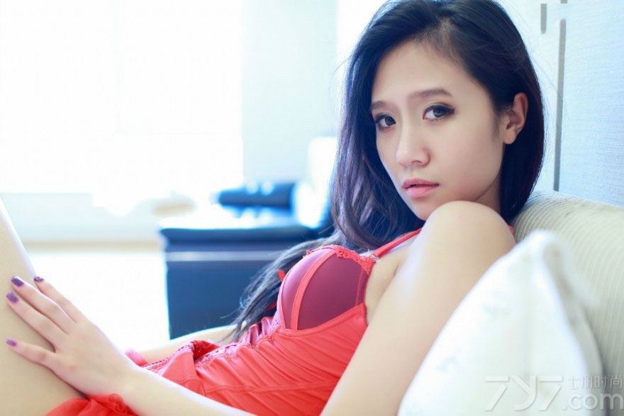 这组妖娆美女性感私房写真图片，充满了致命魅力的室内写真，加上穿着性感内衣吐露出致命的气息，傲人丰满美胸引爆眼球，性感长腿也是诱人的焦点，分享一组妖娆美女性感私房写真图片，看傲人美胸的诱惑引爆眼球。