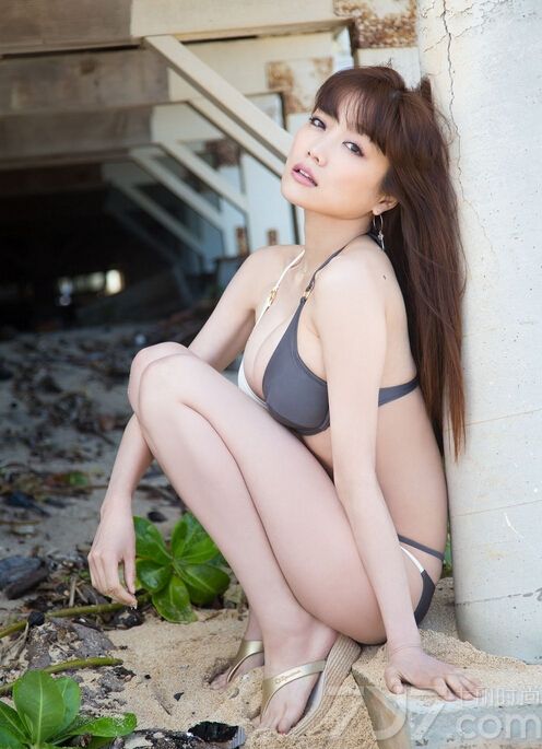 这位性感美女身穿比基尼内衣享受阳光和沙滩的美景，让你有一种回到夏天的感觉！一双迷人的电眼让你神魂颠倒！下面就一起来看看这组性感写真图片，深V诱惑就是屌丝的享受。