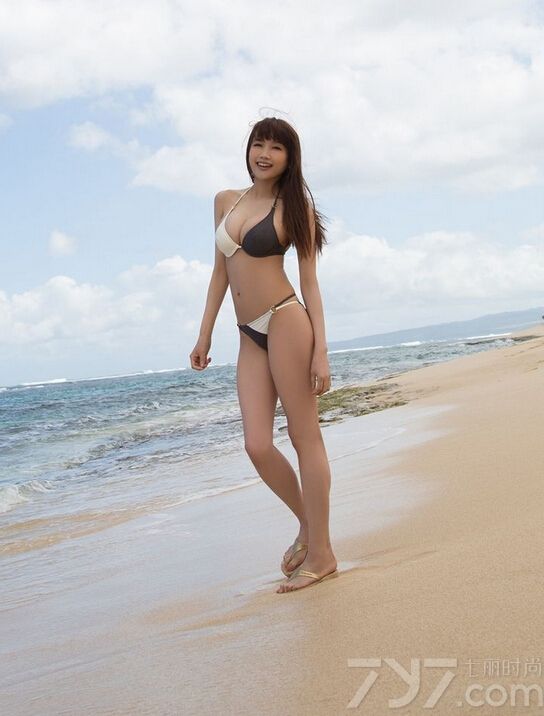 这位性感美女身穿比基尼内衣享受阳光和沙滩的美景，让你有一种回到夏天的感觉！一双迷人的电眼让你神魂颠倒！下面就一起来看看这组性感写真图片，深V诱惑就是屌丝的享受。