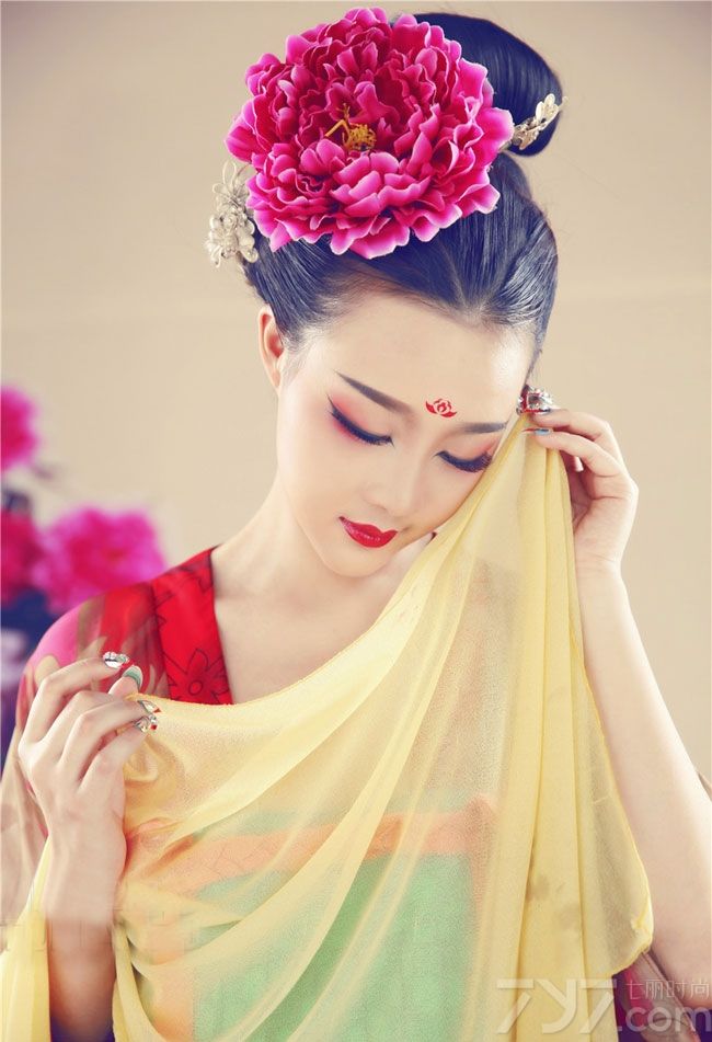 随着宫廷剧的大热，古装美女又回到了人们的视野中，下面为大家分享一组超诱惑迷人的古典少女诱惑写真，精致的妆容，复古的红唇，身穿红绿拼接古装裙，微微露出白皙肌肤，优雅气质，有一种闭月羞花之美，让人陶醉。