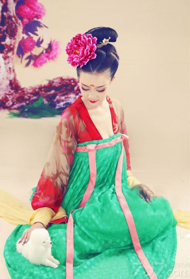 随着宫廷剧的大热，古装美女又回到了人们的视野中，下面为大家分享一组超诱惑迷人的古典少女诱惑写真，精致的妆容，复古的红唇，身穿红绿拼接古装裙，微微露出白皙肌肤，优雅气质，有一种闭月羞花之美，让人陶醉。