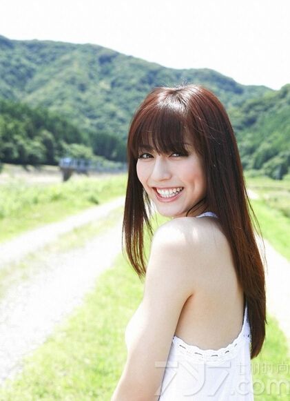 这位性感写真嫩模杉本有美来自日本，因为甜美的长相和白皙的肌肤成为不少宅男心目中的女神，她也拍摄了许多性感写真，下面就一起来欣赏这组气质尤物户外图片，秀出完美娇躯让你沉醉。
