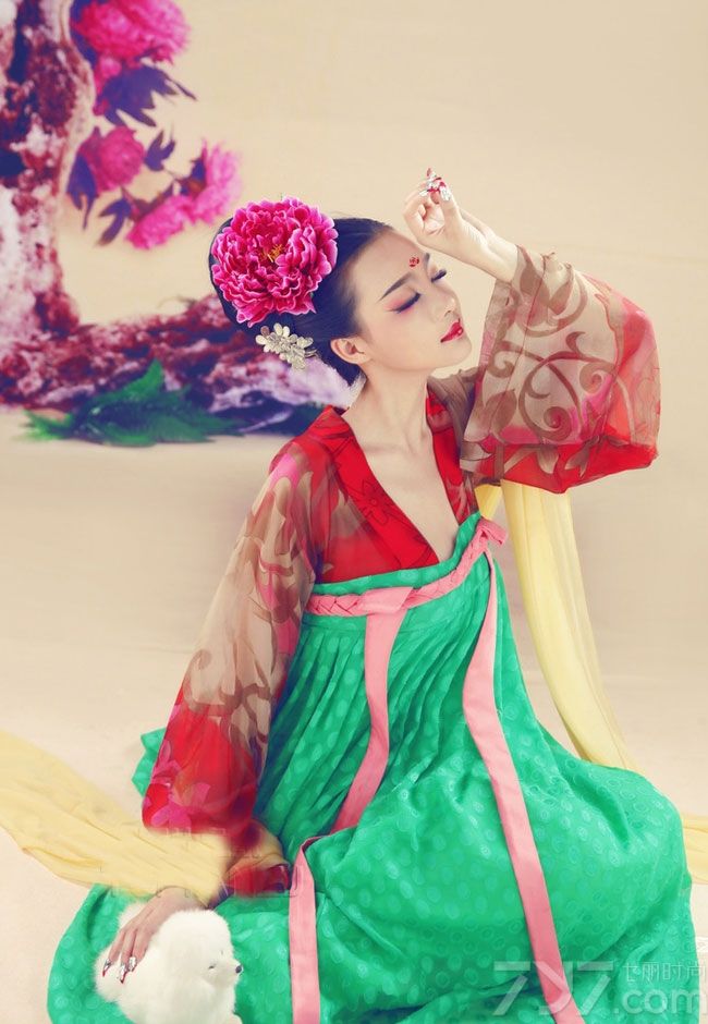 随着宫廷剧的大热，古装美女又回到了人们的视野中，下面为大家分享一组超诱惑迷人的古典少女诱惑写真，精致的妆容，复古的红唇，身穿红绿拼接古装裙，微微露出白皙肌肤，优雅气质，有一种闭月羞花之美，让人陶醉。