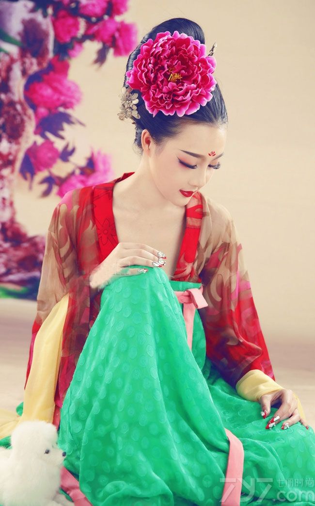 随着宫廷剧的大热，古装美女又回到了人们的视野中，下面为大家分享一组超诱惑迷人的古典少女诱惑写真，精致的妆容，复古的红唇，身穿红绿拼接古装裙，微微露出白皙肌肤，优雅气质，有一种闭月羞花之美，让人陶醉。