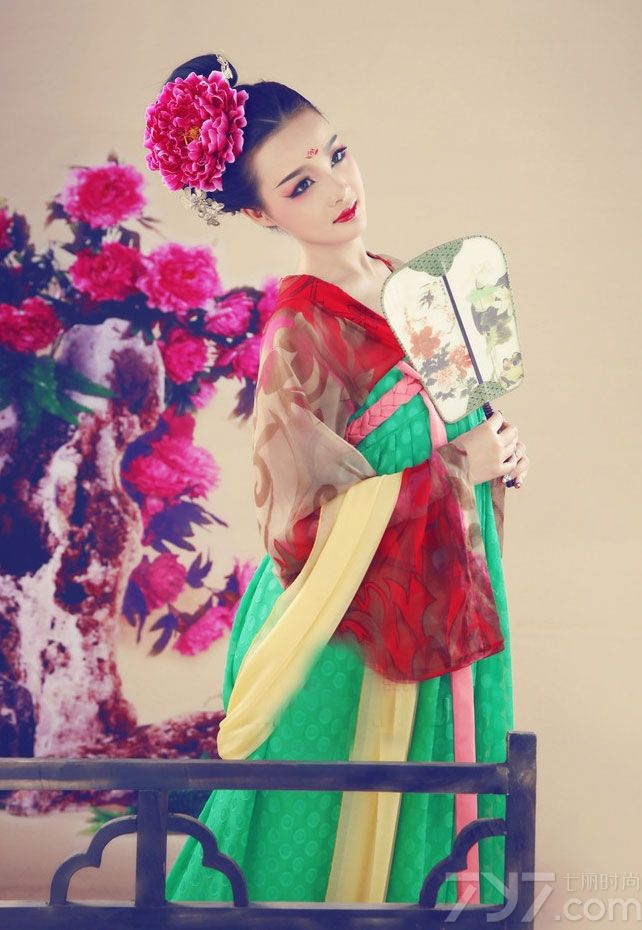 随着宫廷剧的大热，古装美女又回到了人们的视野中，下面为大家分享一组超诱惑迷人的古典少女诱惑写真，精致的妆容，复古的红唇，身穿红绿拼接古装裙，微微露出白皙肌肤，优雅气质，有一种闭月羞花之美，让人陶醉。