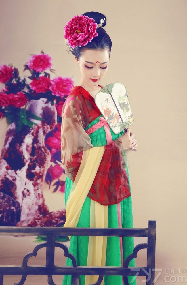 随着宫廷剧的大热，古装美女又回到了人们的视野中，下面为大家分享一组超诱惑迷人的古典少女诱惑写真，精致的妆容，复古的红唇，身穿红绿拼接古装裙，微微露出白皙肌肤，优雅气质，有一种闭月羞花之美，让人陶醉。