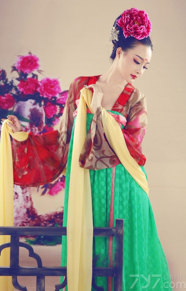 随着宫廷剧的大热，古装美女又回到了人们的视野中，下面为大家分享一组超诱惑迷人的古典少女诱惑写真，精致的妆容，复古的红唇，身穿红绿拼接古装裙，微微露出白皙肌肤，优雅气质，有一种闭月羞花之美，让人陶醉。