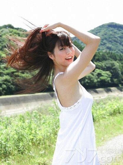 这位性感写真嫩模杉本有美来自日本，因为甜美的长相和白皙的肌肤成为不少宅男心目中的女神，她也拍摄了许多性感写真，下面就一起来欣赏这组气质尤物户外图片，秀出完美娇躯让你沉醉。
