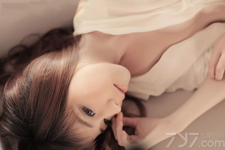 这组绝色美女性感室内写真图片，诱人的白皙肌肤以及性感身材都是让人无法抗拒的焦点，特别是完美傲人的美胸，在穿着性感内衣显得格外致命诱人，分享一组绝色美女性感写真图片，看诱人美女如何展现性感内衣的致命情怀。