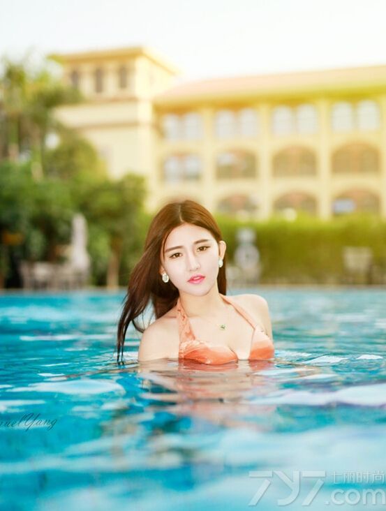 黄迪因为在某综艺节目上大方承认自己曾经做过微整形，引起不少人的议论，而她的自拍照也被不少宅男誉为女神级。下面就一起来看看这位美女的泳池性感写真图片，大胆玩湿身游戏哦。
