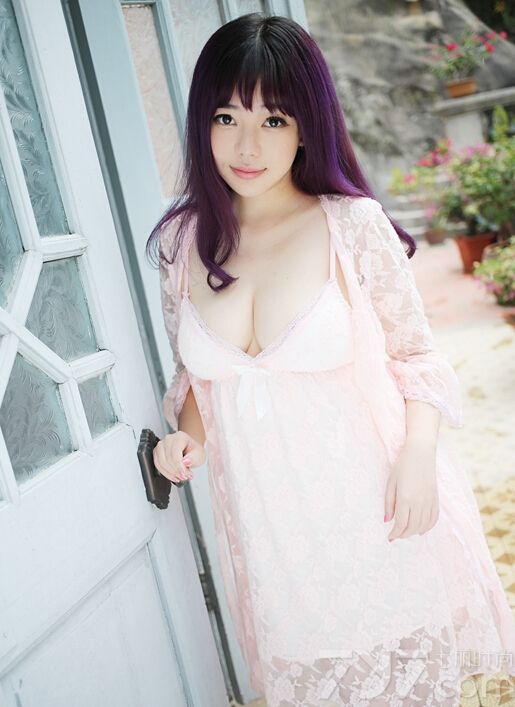 这位染着紫色头发的美女长相十分清纯可爱，白皙的肌肤吹弹可破，身穿蕾丝睡衣露出白皙的事业线，非常迷人。下面就一起来欣赏这组性感户外写真图片，她的美可以算得上是男人心目中的魅力小情人哦。
