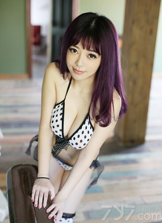 这位染着紫色头发的美女长相十分清纯可爱，白皙的肌肤吹弹可破，身穿蕾丝睡衣露出白皙的事业线，非常迷人。下面就一起来欣赏这组性感户外写真图片，她的美可以算得上是男人心目中的魅力小情人哦。
