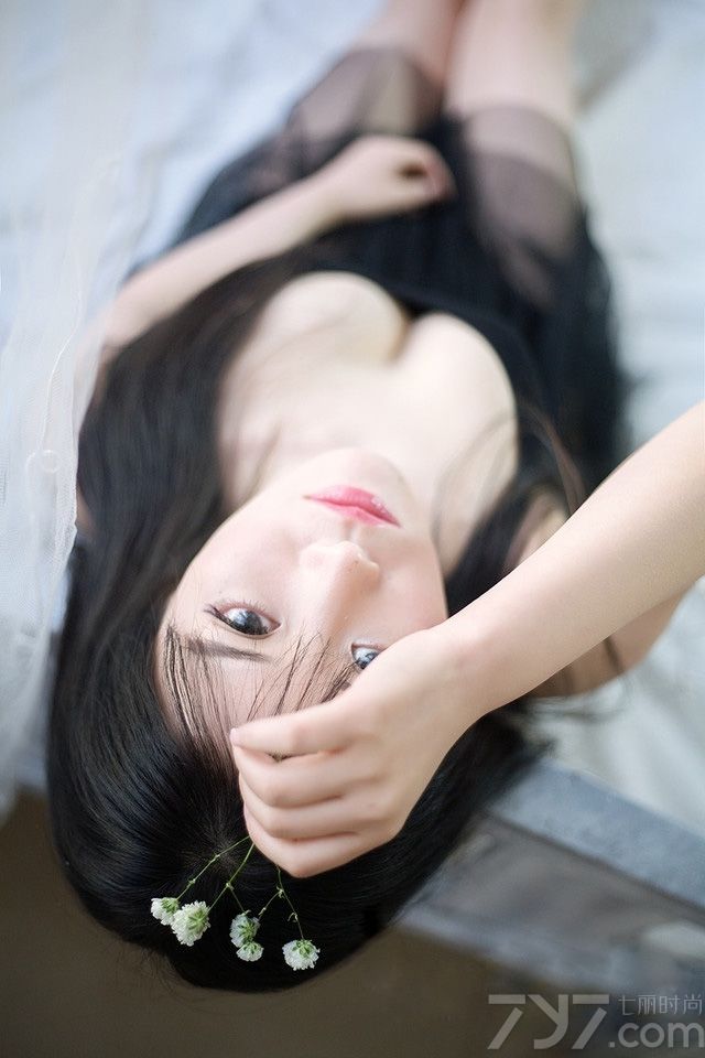 又到了周末了，正值阳光明媚的日子，偶尔的早起感受到了一米阳光，在自己的小床上沐浴温暖阳光，玩弄着自己的发丝，甜美的小花朵夺取不了美女的光彩，下面一起来看看邻家小美女性感写真图片，低胸睡衣大show事业线。