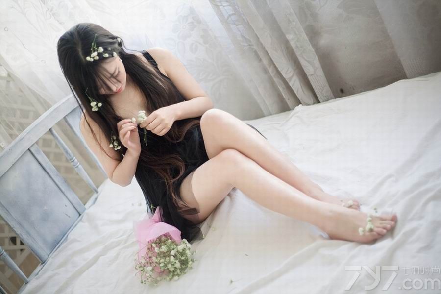 又到了周末了，正值阳光明媚的日子，偶尔的早起感受到了一米阳光，在自己的小床上沐浴温暖阳光，玩弄着自己的发丝，甜美的小花朵夺取不了美女的光彩，下面一起来看看邻家小美女性感写真图片，低胸睡衣大show事业线。