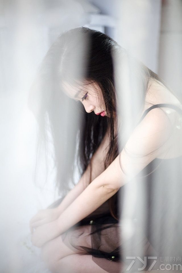 又到了周末了，正值阳光明媚的日子，偶尔的早起感受到了一米阳光，在自己的小床上沐浴温暖阳光，玩弄着自己的发丝，甜美的小花朵夺取不了美女的光彩，下面一起来看看邻家小美女性感写真图片，低胸睡衣大show事业线。