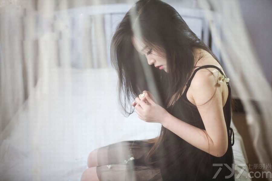 又到了周末了，正值阳光明媚的日子，偶尔的早起感受到了一米阳光，在自己的小床上沐浴温暖阳光，玩弄着自己的发丝，甜美的小花朵夺取不了美女的光彩，下面一起来看看邻家小美女性感写真图片，低胸睡衣大show事业线。