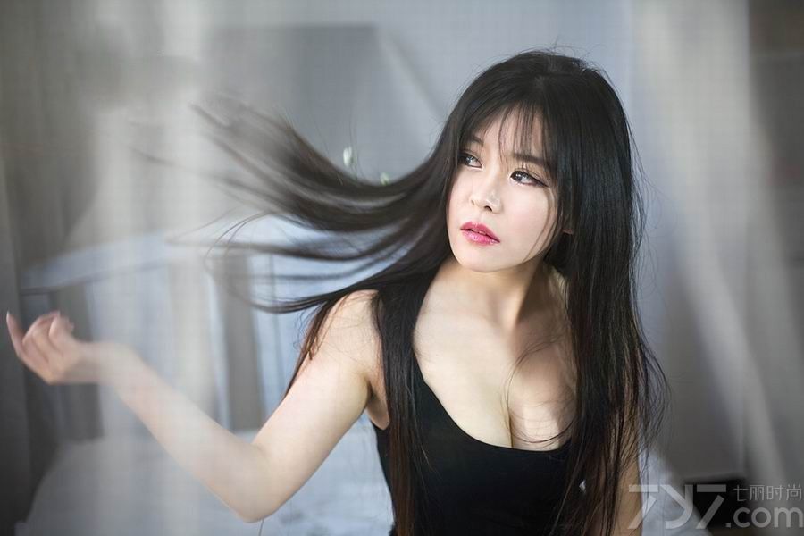 又到了周末了，正值阳光明媚的日子，偶尔的早起感受到了一米阳光，在自己的小床上沐浴温暖阳光，玩弄着自己的发丝，甜美的小花朵夺取不了美女的光彩，下面一起来看看邻家小美女性感写真图片，低胸睡衣大show事业线。