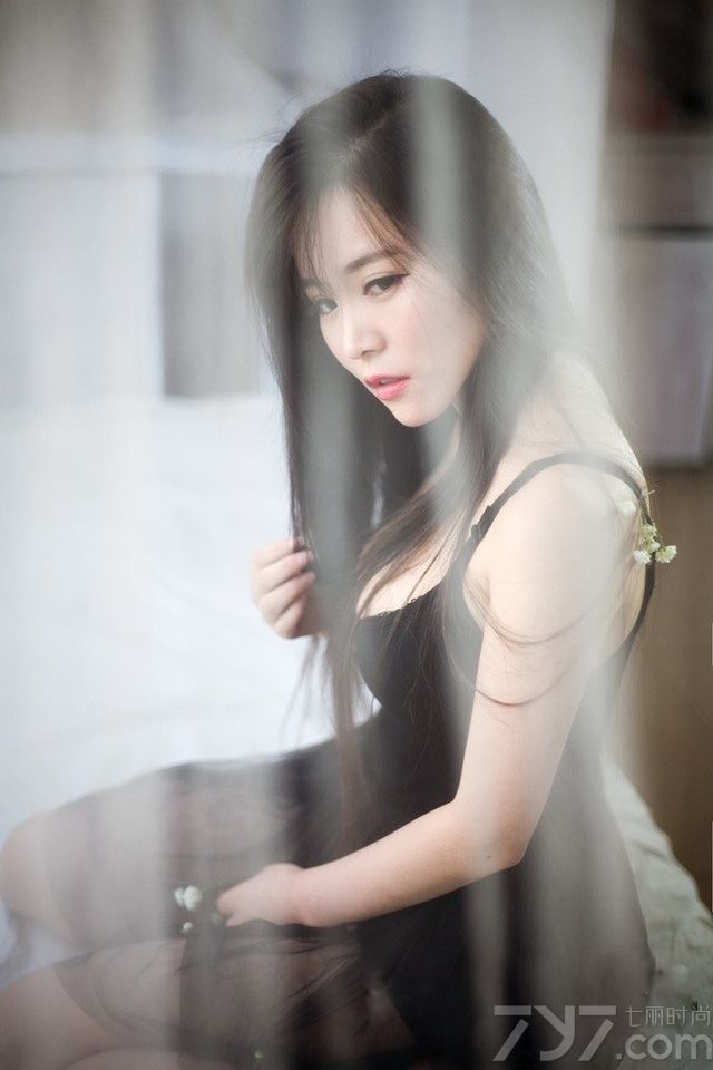 又到了周末了，正值阳光明媚的日子，偶尔的早起感受到了一米阳光，在自己的小床上沐浴温暖阳光，玩弄着自己的发丝，甜美的小花朵夺取不了美女的光彩，下面一起来看看邻家小美女性感写真图片，低胸睡衣大show事业线。