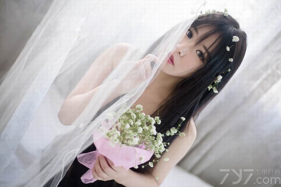 又到了周末了，正值阳光明媚的日子，偶尔的早起感受到了一米阳光，在自己的小床上沐浴温暖阳光，玩弄着自己的发丝，甜美的小花朵夺取不了美女的光彩，下面一起来看看邻家小美女性感写真图片，低胸睡衣大show事业线。