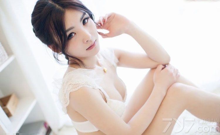 这组由性感少女拍摄出来的内衣写真图片，唯美浪漫的白色突出了另类的性感迷人，白皙肌肤以及性感长腿的魅力，让人无法抗拒，特别是嘟嘴卖萌的表情瞬间秒杀宅男。分享一组性感少女白色内衣写真，看闺房的性感图片迷倒宅男。