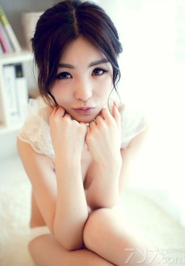 这组由性感少女拍摄出来的内衣写真图片，唯美浪漫的白色突出了另类的性感迷人，白皙肌肤以及性感长腿的魅力，让人无法抗拒，特别是嘟嘴卖萌的表情瞬间秒杀宅男。分享一组性感少女白色内衣写真，看闺房的性感图片迷倒宅男。