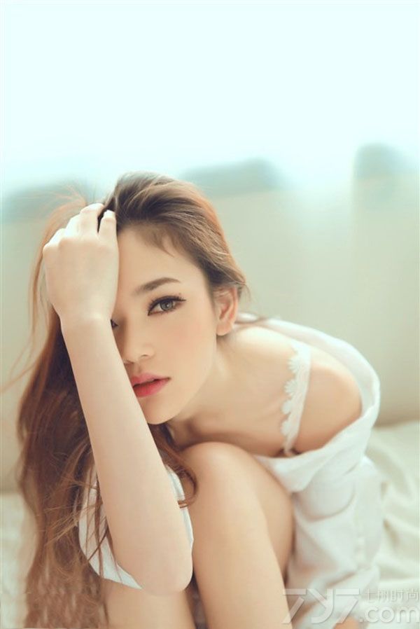 这组妖娆美女性感闺房写真图片，精致迷人的面庞以及性感身姿都是诱人的焦点，穿着性感比基尼在白衬衣的遮盖下，性感迷人更让人无法抗拒，迷人大长腿更是引爆眼球，分享一组妖娆美女性感写真图片，白色内衣展现清纯的致命诱惑。