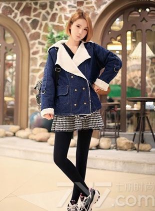 这组妖娆美女性感闺房写真图片，精致迷人的面庞以及性感身姿都是诱人的焦点，穿着性感比基尼在白衬衣的遮盖下，性感迷人更让人无法抗拒，迷人大长腿更是引爆眼球，分享一组妖娆美女性感写真图片，白色内衣展现清纯的致命诱惑。