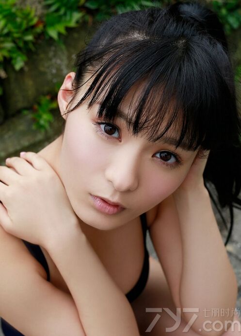 这位性感美女最抢眼的是童颜巨乳的好身材，光滑细嫩的肌肤如同丝绸一般，深受诱惑的你不妨一起来欣赏这组美女湿身露半球的图片，最吸引眼球的人体艺术写真。
