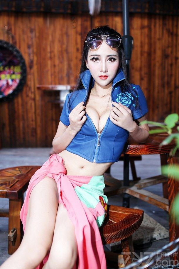 小妖精夏小薇不仅时尚可爱，同时兼具古典娇艳美人的气质，曾以其甜美清纯的面容，性感火辣的身材，以及无敌百变的造型，成为新一代“宅男女神”。下面就为大家分享她的妖娆魅惑写真图，丰胸美腿细腰，无法抗拒。