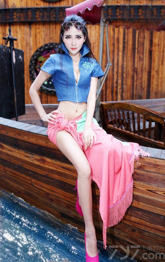 小妖精夏小薇不仅时尚可爱，同时兼具古典娇艳美人的气质，曾以其甜美清纯的面容，性感火辣的身材，以及无敌百变的造型，成为新一代“宅男女神”。下面就为大家分享她的妖娆魅惑写真图，丰胸美腿细腰，无法抗拒。