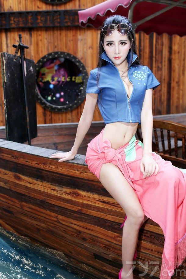 小妖精夏小薇不仅时尚可爱，同时兼具古典娇艳美人的气质，曾以其甜美清纯的面容，性感火辣的身材，以及无敌百变的造型，成为新一代“宅男女神”。下面就为大家分享她的妖娆魅惑写真图，丰胸美腿细腰，无法抗拒。