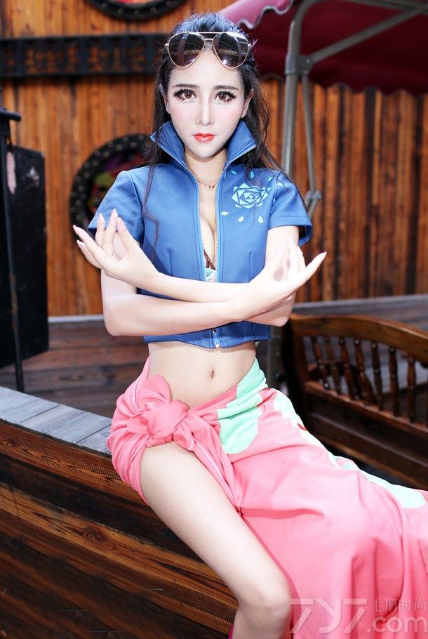 小妖精夏小薇不仅时尚可爱，同时兼具古典娇艳美人的气质，曾以其甜美清纯的面容，性感火辣的身材，以及无敌百变的造型，成为新一代“宅男女神”。下面就为大家分享她的妖娆魅惑写真图，丰胸美腿细腰，无法抗拒。