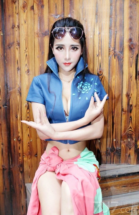 小妖精夏小薇不仅时尚可爱，同时兼具古典娇艳美人的气质，曾以其甜美清纯的面容，性感火辣的身材，以及无敌百变的造型，成为新一代“宅男女神”。下面就为大家分享她的妖娆魅惑写真图，丰胸美腿细腰，无法抗拒。