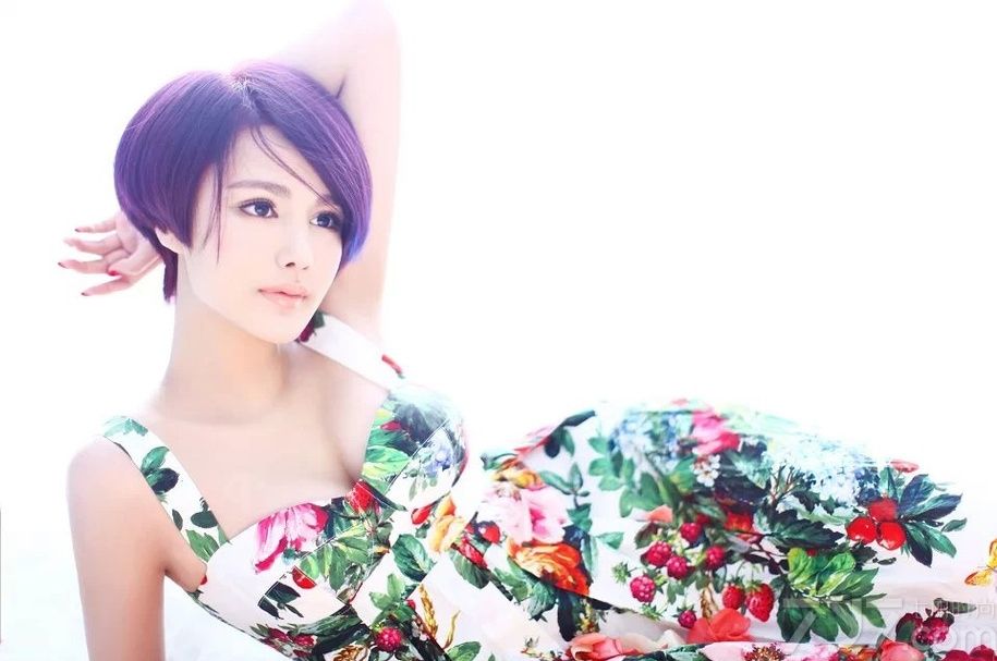 进入冬季之后，温暖的气候就变成天方夜谭，此刻的你们时时刻刻想要感受春日的气温。在春日清晨阳光的照射下，身穿印花吊带裙的MM享尽了一米阳光的洗礼。性感的吊带缓缓在肩膀滑落，引无数男人折腰想要一睹为快，下面一起快来看看美女吊带花裙性感显清纯图片吧！