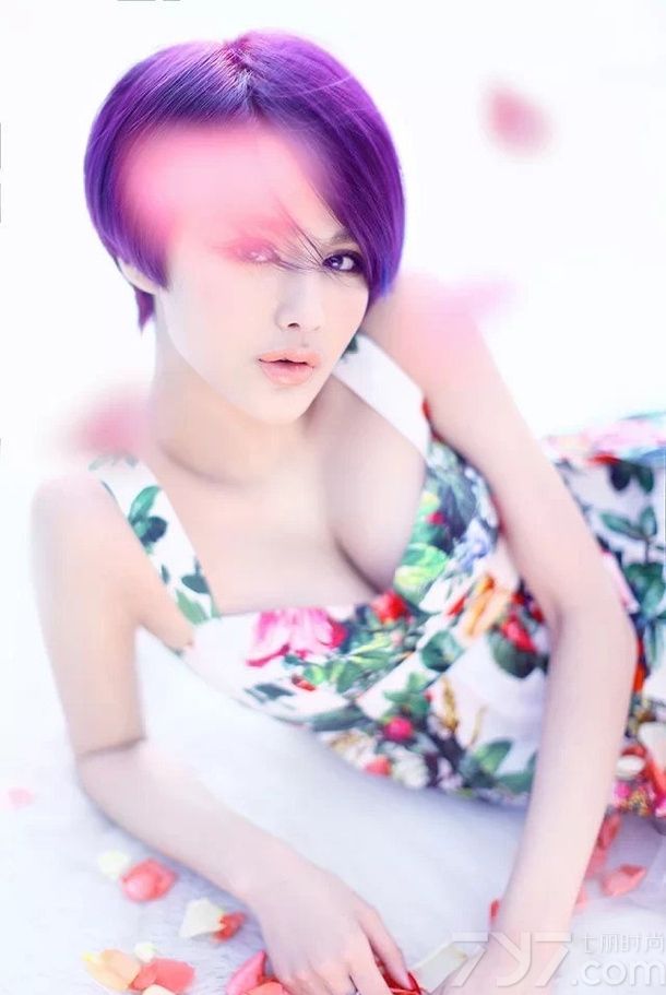 进入冬季之后，温暖的气候就变成天方夜谭，此刻的你们时时刻刻想要感受春日的气温。在春日清晨阳光的照射下，身穿印花吊带裙的MM享尽了一米阳光的洗礼。性感的吊带缓缓在肩膀滑落，引无数男人折腰想要一睹为快，下面一起快来看看美女吊带花裙性感显清纯图片吧！