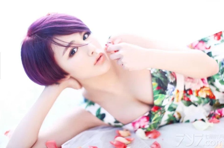 进入冬季之后，温暖的气候就变成天方夜谭，此刻的你们时时刻刻想要感受春日的气温。在春日清晨阳光的照射下，身穿印花吊带裙的MM享尽了一米阳光的洗礼。性感的吊带缓缓在肩膀滑落，引无数男人折腰想要一睹为快，下面一起快来看看美女吊带花裙性感显清纯图片吧！