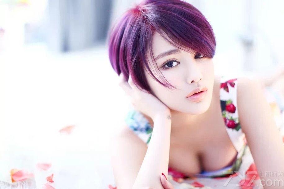 进入冬季之后，温暖的气候就变成天方夜谭，此刻的你们时时刻刻想要感受春日的气温。在春日清晨阳光的照射下，身穿印花吊带裙的MM享尽了一米阳光的洗礼。性感的吊带缓缓在肩膀滑落，引无数男人折腰想要一睹为快，下面一起快来看看美女吊带花裙性感显清纯图片吧！