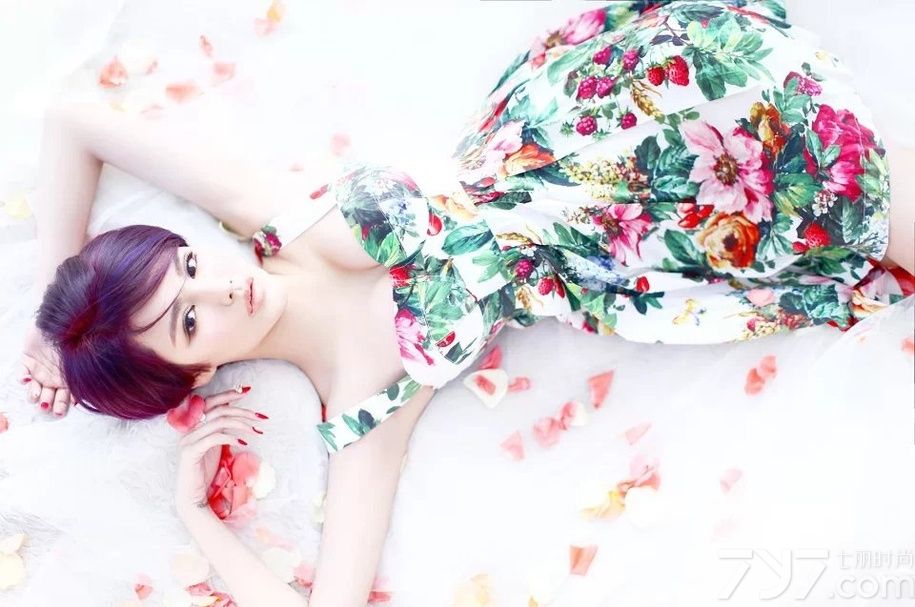 进入冬季之后，温暖的气候就变成天方夜谭，此刻的你们时时刻刻想要感受春日的气温。在春日清晨阳光的照射下，身穿印花吊带裙的MM享尽了一米阳光的洗礼。性感的吊带缓缓在肩膀滑落，引无数男人折腰想要一睹为快，下面一起快来看看美女吊带花裙性感显清纯图片吧！