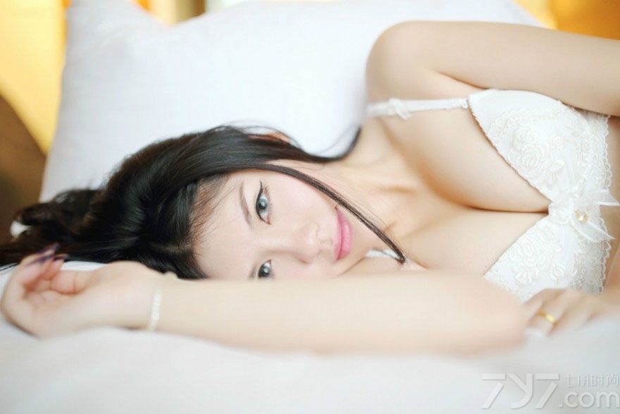 这组诱惑少女室内写真图片，白皙诱人的肌肤在穿着性感内衣后显得更为诱人致命，一种清纯与性感的结合突出了致命魅力，让人无法抗拒，傲人美胸和长腿秒杀宅男，分享一组诱惑少女性感写真图片 ，性感迷人内衣画面太致命。